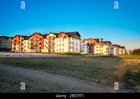 Tychy, Polen - 29. April 2016: Neue Wohnsiedlungen in Tychy City, Polen. Öffentlicher Blick auf neu gebauten Wohnblock im Grünen. Stockfoto