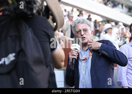 Nelson Monfort, Journalist des französischen Fernsehsenders France Television (FranceTV Sport), während des Grand-Slam-Tennisturniers French Open am 4. Juni 2023 im Roland-Garros-Stadion in Paris, Frankreich. Foto Victor Joly/DPPI – Foto: Victor Joly/DPPI/LiveMedia Stockfoto