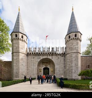 Istanbul, Türkei - 11. Mai 2023: Topkapi-Palast: Das große Tor der Salutation, auch bekannt als Mittleres Tor, oder Orta Kapi, führt zum zweiten Innenhof des Schlosses Stockfoto