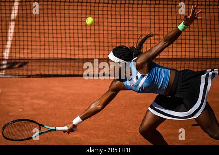 Paris, Frankreich. 5. Juni 2023. COCO GAUFF aus den USA gibt den Ball zurück, während die Frauen-Singles in der vierten Runde A.K. gewinnen Schmiedlova am 9. Tag des French Open Tennis Turniers in Roland-Garros. (Kreditbild: © Matthieu Mirville/ZUMA Press Wire) NUR REDAKTIONELLE VERWENDUNG! Nicht für den kommerziellen GEBRAUCH! Kredit: ZUMA Press, Inc./Alamy Live News Stockfoto