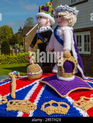 Sussex, Vereinigtes Königreich - April 30. 2023: Ein gestrickter Postfachaufsatz auf einem roten Postfach im Dorf Cowfold in West Sussex, Vereinigtes Königreich. Stockfoto