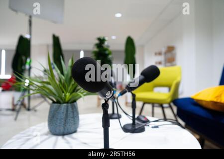 Das Podcast-Audio-Mikrofon ist schwarz. Mikrofon auf dem Tisch. Stockfoto