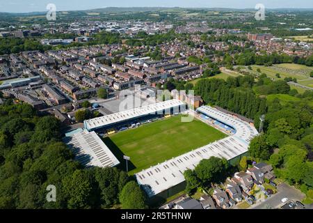 Bury, Großbritannien. 5. Juni 2023. Das Gigg Lane Stadium, das Heimstadion des Bury FC, Manchester, UK, ist aus der Vogelperspektive zu sehen. Die Bury FC kehren nach Gigg Lane zurück, nachdem der FA bestätigt hat, dass der historische Name verwendet werden kann. Die Entscheidung kommt, nachdem die Fans für die Zusammenlegung von zwei Fangruppen gestimmt haben, um einen Club im historischen Haus der Shakers spielen zu lassen. Die Shakers wurden 2019 aus der EFL geworfen, inmitten finanzieller Schwierigkeiten. Kredit: Jon Super/Alamy Live News. Stockfoto