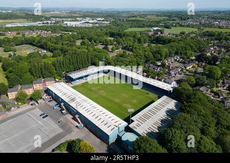 Bury, Großbritannien. 5. Juni 2023. Das Gigg Lane Stadium, das Heimstadion des Bury FC, Manchester, UK, ist aus der Vogelperspektive zu sehen. Die Bury FC kehren nach Gigg Lane zurück, nachdem der FA bestätigt hat, dass der historische Name verwendet werden kann. Die Entscheidung kommt, nachdem die Fans für die Zusammenlegung von zwei Fangruppen gestimmt haben, um einen Club im historischen Haus der Shakers spielen zu lassen. Die Shakers wurden 2019 aus der EFL geworfen, inmitten finanzieller Schwierigkeiten. Kredit: Jon Super/Alamy Live News. Stockfoto