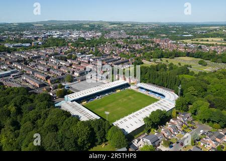 Bury, Großbritannien. 5. Juni 2023. Das Gigg Lane Stadium, das Heimstadion des Bury FC, Manchester, UK, ist aus der Vogelperspektive zu sehen. Die Bury FC kehren nach Gigg Lane zurück, nachdem der FA bestätigt hat, dass der historische Name verwendet werden kann. Die Entscheidung kommt, nachdem die Fans für die Zusammenlegung von zwei Fangruppen gestimmt haben, um einen Club im historischen Haus der Shakers spielen zu lassen. Die Shakers wurden 2019 aus der EFL geworfen, inmitten finanzieller Schwierigkeiten. Kredit: Jon Super/Alamy Live News. Stockfoto