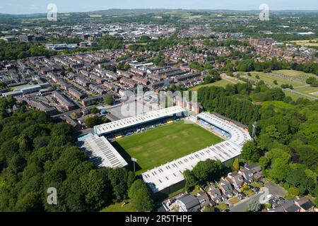 Bury, Großbritannien. 5. Juni 2023. Das Gigg Lane Stadium, das Heimstadion des Bury FC, Manchester, UK, ist aus der Vogelperspektive zu sehen. Die Bury FC kehren nach Gigg Lane zurück, nachdem der FA bestätigt hat, dass der historische Name verwendet werden kann. Die Entscheidung kommt, nachdem die Fans für die Zusammenlegung von zwei Fangruppen gestimmt haben, um einen Club im historischen Haus der Shakers spielen zu lassen. Die Shakers wurden 2019 aus der EFL geworfen, inmitten finanzieller Schwierigkeiten. Kredit: Jon Super/Alamy Live News. Stockfoto