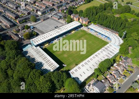 Bury, Großbritannien. 5. Juni 2023. Das Gigg Lane Stadium, das Heimstadion des Bury FC, Manchester, UK, ist aus der Vogelperspektive zu sehen. Die Bury FC kehren nach Gigg Lane zurück, nachdem der FA bestätigt hat, dass der historische Name verwendet werden kann. Die Entscheidung kommt, nachdem die Fans für die Zusammenlegung von zwei Fangruppen gestimmt haben, um einen Club im historischen Haus der Shakers spielen zu lassen. Die Shakers wurden 2019 aus der EFL geworfen, inmitten finanzieller Schwierigkeiten. Kredit: Jon Super/Alamy Live News. Stockfoto