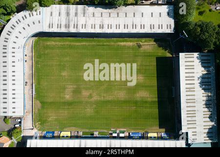 Bury, Großbritannien. 5. Juni 2023. Das Gigg Lane Stadium, das Heimstadion des Bury FC, Manchester, UK, ist aus der Vogelperspektive zu sehen. Die Bury FC kehren nach Gigg Lane zurück, nachdem der FA bestätigt hat, dass der historische Name verwendet werden kann. Die Entscheidung kommt, nachdem die Fans für die Zusammenlegung von zwei Fangruppen gestimmt haben, um einen Club im historischen Haus der Shakers spielen zu lassen. Die Shakers wurden 2019 aus der EFL geworfen, inmitten finanzieller Schwierigkeiten. Kredit: Jon Super/Alamy Live News. Stockfoto