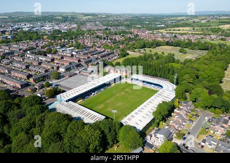 Bury, Großbritannien. 5. Juni 2023. Das Gigg Lane Stadium, das Heimstadion des Bury FC, Manchester, UK, ist aus der Vogelperspektive zu sehen. Die Bury FC kehren nach Gigg Lane zurück, nachdem der FA bestätigt hat, dass der historische Name verwendet werden kann. Die Entscheidung kommt, nachdem die Fans für die Zusammenlegung von zwei Fangruppen gestimmt haben, um einen Club im historischen Haus der Shakers spielen zu lassen. Die Shakers wurden 2019 aus der EFL geworfen, inmitten finanzieller Schwierigkeiten. Kredit: Jon Super/Alamy Live News. Stockfoto