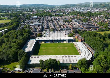 Bury, Großbritannien. 5. Juni 2023. Das Gigg Lane Stadium, das Heimstadion des Bury FC, Manchester, UK, ist aus der Vogelperspektive zu sehen. Die Bury FC kehren nach Gigg Lane zurück, nachdem der FA bestätigt hat, dass der historische Name verwendet werden kann. Die Entscheidung kommt, nachdem die Fans für die Zusammenlegung von zwei Fangruppen gestimmt haben, um einen Club im historischen Haus der Shakers spielen zu lassen. Die Shakers wurden 2019 aus der EFL geworfen, inmitten finanzieller Schwierigkeiten. Kredit: Jon Super/Alamy Live News. Stockfoto