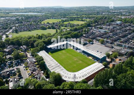 Bury, Großbritannien. 5. Juni 2023. Das Gigg Lane Stadium, das Heimstadion des Bury FC, Manchester, UK, ist aus der Vogelperspektive zu sehen. Die Bury FC kehren nach Gigg Lane zurück, nachdem der FA bestätigt hat, dass der historische Name verwendet werden kann. Die Entscheidung kommt, nachdem die Fans für die Zusammenlegung von zwei Fangruppen gestimmt haben, um einen Club im historischen Haus der Shakers spielen zu lassen. Die Shakers wurden 2019 aus der EFL geworfen, inmitten finanzieller Schwierigkeiten. Kredit: Jon Super/Alamy Live News. Stockfoto