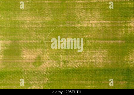 Bury, Großbritannien. 5. Juni 2023. Das Gigg Lane Stadium, das Heimstadion des Bury FC, Manchester, UK, ist aus der Vogelperspektive zu sehen. Die Bury FC kehren nach Gigg Lane zurück, nachdem der FA bestätigt hat, dass der historische Name verwendet werden kann. Die Entscheidung kommt, nachdem die Fans für die Zusammenlegung von zwei Fangruppen gestimmt haben, um einen Club im historischen Haus der Shakers spielen zu lassen. Die Shakers wurden 2019 aus der EFL geworfen, inmitten finanzieller Schwierigkeiten. Kredit: Jon Super/Alamy Live News. Stockfoto