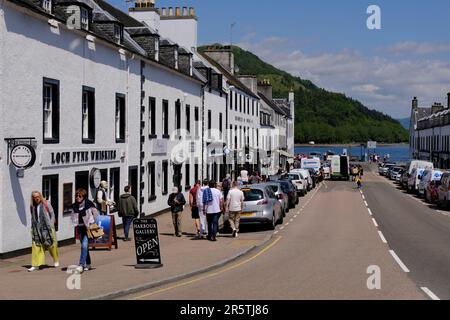 Inveraray, Schottland, Großbritannien. 5. Juni 2023 Das herrliche warme und sonnige Wetter setzt sich an der Westküste fort, und die Menschen genießen die Natur in einer attraktiven Umgebung mit den malerischen Dörfern entlang der Küste. Inveraray High Street mit Blick auf Loch Fyne. Kredit: Craig Brown/Alamy Live News Stockfoto