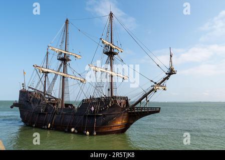 Southend Pier, Southend on Sea, Essex, Großbritannien. 5. Juni 2023. Die Nachbildung des spanischen Großschiffs „El Galeon“ aus dem 17. Jahrhundert, genannt Galeón Andalucía, ist seit dem 24. Mai am Ende des Southend Pier verankert und für Besucher geöffnet, was die Beliebtheit der Besucherattraktion mit langen Warteschlangen während der Zeit noch steigert. Das Schiff fuhr kurz nach 17:00 Uhr los, um über die Themse in die Nordsee zu fahren. Zu den nächsten Veranstaltungsorten des Schiffs gehört Rouen, Frankreich Stockfoto