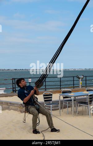 Southend Pier, Southend on Sea, Essex, Großbritannien. 5. Juni 2023. Die Nachbildung des spanischen Großschiffs „El Galeon“ aus dem 17. Jahrhundert, genannt Galeón Andalucía, ist seit dem 24. Mai am Ende des Southend Pier verankert und für Besucher geöffnet, was die Beliebtheit der Besucherattraktion mit langen Warteschlangen während der Zeit noch steigert. Das Schiff fuhr kurz nach 17:00 Uhr los, um über die Themse in die Nordsee zu fahren. Zu den nächsten Veranstaltungsorten des Schiffs gehören ab dem 8. Juni Rouen, Frankreich, und ab dem 28. Juni der Fischereihafen Loctudy in der französischen Provinz Bretagne. Ein Besatzungsmitglied zieht die Takelage Stockfoto