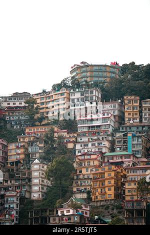 Eine bergige Landschaft mit einer Vielzahl kleiner Gebäude und Wohnungen am Hügel von Shimla Stockfoto