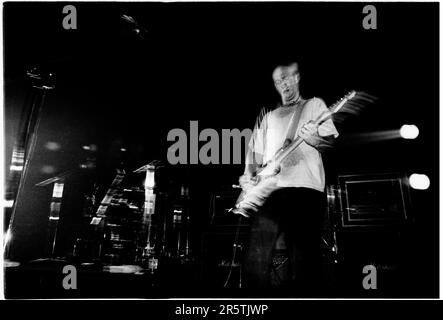 BOB MOULD, SUGAR, COPPER BLUE TOUR, 1992: Bob Mould von der legendären Grunge-Band Sugar auf ihrer Copper Blue Tour an der Cardiff University am 17. Dezember 1992. Foto: Rob Watkins. INFO: Sugar, eine 1992 in Athen, Georgia, von Bob Mould gegründete amerikanische Alternative-Rock-Band, erlangte Anerkennung für ihre Mischung aus Punkenergie und melodischen Hooks. Hits wie „If I Can't Change Your Mind“ und „Helpless“ festigten ihren Status als Indie-Rock-Ikonen der 90er Jahre. Stockfoto