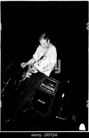 BOB MOULD, SUGAR, COPPER BLUE TOUR, 1992: Bob Mould von der legendären Grunge-Band Sugar auf ihrer Copper Blue Tour an der Cardiff University am 17. Dezember 1992. Foto: Rob Watkins. INFO: Sugar, eine 1992 in Athen, Georgia, von Bob Mould gegründete amerikanische Alternative-Rock-Band, erlangte Anerkennung für ihre Mischung aus Punkenergie und melodischen Hooks. Hits wie „If I Can't Change Your Mind“ und „Helpless“ festigten ihren Status als Indie-Rock-Ikonen der 90er Jahre. Stockfoto