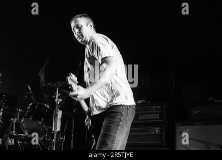 BOB MOULD, SUGAR, COPPER BLUE TOUR, 1992: Bob Mould von der legendären Grunge-Band Sugar auf ihrer Copper Blue Tour an der Cardiff University am 17. Dezember 1992. Foto: Rob Watkins. INFO: Sugar, eine 1992 in Athen, Georgia, von Bob Mould gegründete amerikanische Alternative-Rock-Band, erlangte Anerkennung für ihre Mischung aus Punkenergie und melodischen Hooks. Hits wie „If I Can't Change Your Mind“ und „Helpless“ festigten ihren Status als Indie-Rock-Ikonen der 90er Jahre. Stockfoto