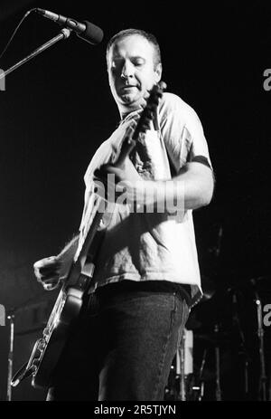BOB MOULD, SUGAR, COPPER BLUE TOUR, 1992: Bob Mould von der legendären Grunge-Band Sugar auf ihrer Copper Blue Tour an der Cardiff University am 17. Dezember 1992. Foto: Rob Watkins. INFO: Sugar, eine 1992 in Athen, Georgia, von Bob Mould gegründete amerikanische Alternative-Rock-Band, erlangte Anerkennung für ihre Mischung aus Punkenergie und melodischen Hooks. Hits wie „If I Can't Change Your Mind“ und „Helpless“ festigten ihren Status als Indie-Rock-Ikonen der 90er Jahre. Stockfoto
