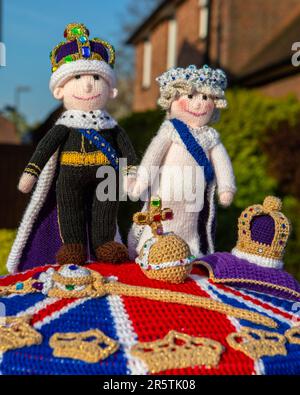 Sussex, Vereinigtes Königreich - April 30. 2023: Ein gestrickter Postfachaufsatz auf einem roten Postfach im Dorf Cowfold in West Sussex, Vereinigtes Königreich. Stockfoto