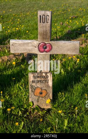 Sussex, Vereinigtes Königreich - April 29. 2023: Ein Woooden war Memorial Cross im Dorf Cowfold in West, Sussex, Vereinigtes Königreich. Stockfoto