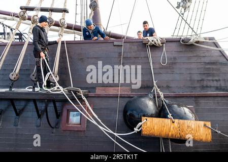 Southend Pier, Southend on Sea, Essex, Großbritannien. 5. Juni 2023. Die Nachbildung des spanischen Großschiffs „El Galeon“ aus dem 17. Jahrhundert, genannt Galeón Andalucía, ist seit dem 24. Mai am Ende des Southend Pier verankert und für Besucher geöffnet, was die Beliebtheit der Besucherattraktion mit langen Warteschlangen während der Zeit noch steigert. Das Schiff fuhr kurz nach 17:00 Uhr los, um über die Themse in die Nordsee zu fahren. Zu den nächsten Veranstaltungsorten des Schiffs gehören ab dem 8. Juni Rouen, Frankreich, und ab dem 28. Juni der Fischereihafen Loctudy in der französischen Provinz Bretagne. Die Crew hebt die Fender Stockfoto