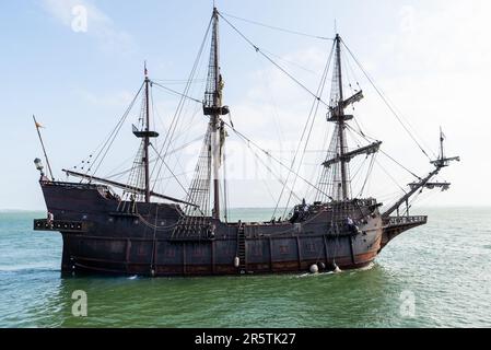 Southend Pier, Southend on Sea, Essex, Großbritannien. 5. Juni 2023. Die Nachbildung des spanischen Großschiffs „El Galeon“ aus dem 17. Jahrhundert, genannt Galeón Andalucía, ist seit dem 24. Mai am Ende des Southend Pier verankert und für Besucher geöffnet, was die Beliebtheit der Besucherattraktion mit langen Warteschlangen während der Zeit noch steigert. Das Schiff fuhr kurz nach 17:00 Uhr los, um über die Themse in die Nordsee zu fahren. Zu den nächsten Veranstaltungsorten des Schiffs gehört Rouen, Frankreich Stockfoto