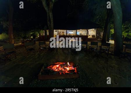 Am nächtlichen Lagerfeuer der Thawale Tented Lodge im Majete Wildlife Reserve, Malawi. Lagerfeuer auf der lapa of Thawale Lodge im Majete Wildllife Reserve Stockfoto