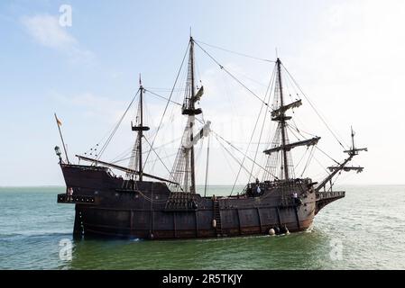 Southend Pier, Southend on Sea, Essex, Großbritannien. 5. Juni 2023. Die Nachbildung des spanischen Großschiffs „El Galeon“ aus dem 17. Jahrhundert, genannt Galeón Andalucía, ist seit dem 24. Mai am Ende des Southend Pier verankert und für Besucher geöffnet, was die Beliebtheit der Besucherattraktion mit langen Warteschlangen während der Zeit noch steigert. Das Schiff fuhr kurz nach 17:00 Uhr los, um über die Themse in die Nordsee zu fahren. Zu den nächsten Veranstaltungsorten des Schiffs gehört Rouen, Frankreich Stockfoto