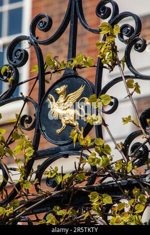 The Grays Inn Griffin, an den Toren der inneren Tempelgärten - die Greifskulptur ist ein Zeichen der Freundlichkeit zwischen den beiden Inns of Court - Inner Temp Stockfoto