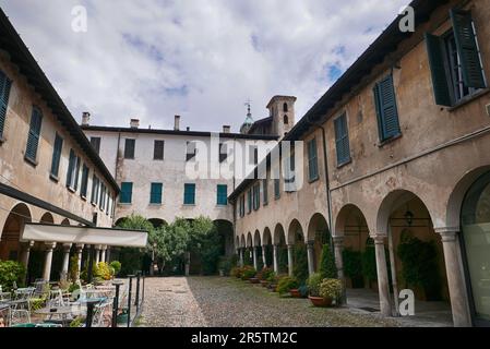 Broletto, Innenhof aus dem 19. Jahrhundert in Varese, Lombardei, Italien Stockfoto