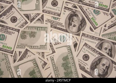 Bild eines Überflusses an US-Dollar-Scheinen, gestapelt in einem ordentlichen Stapel auf weißem Hintergrund Stockfoto