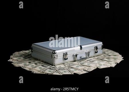 Nahaufnahme eines Tisches, der mit US-Währungsstapeln in verschiedenen Stückelungen gefüllt ist Stockfoto