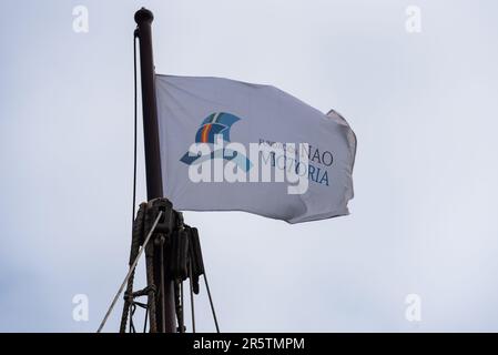 Southend Pier, Southend on Sea, Essex, Großbritannien. 5. Juni 2023. Die Nachbildung des spanischen Großschiffs „El Galeon“ aus dem 17. Jahrhundert, genannt Galeón Andalucía, ist seit dem 24. Mai am Ende des Southend Pier verankert und für Besucher geöffnet, was die Beliebtheit der Besucherattraktion mit langen Warteschlangen während der Zeit noch steigert. Das Schiff fuhr kurz nach 17:00 Uhr los, um über die Themse in die Nordsee zu fahren. Zu den nächsten Veranstaltungsorten des Schiffs gehört Rouen, Frankreich. Fundación Nao-Victoria-Flagge Stockfoto