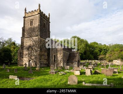 Sonne scheint auf der traditionellen Pfarrkirche St. James in Tytherington, Gloucestershire. Stockfoto