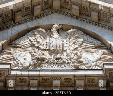 Ein Phönix aus Stein am Äußeren von St. Pauls Cathedral in London, Großbritannien. Das Wort unter dem Phönix - Resurgam, ist für mich latiert Stockfoto