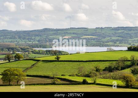 Die Landschaft rund um den Chew Valley Lake im Norden von Somerset mit den Mendip Hills risi ist von einem Flickenteppich aus landwirtschaftlichen Feldern, Dörfern und kleinen Wäldern geprägt Stockfoto