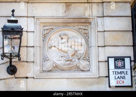 London, Großbritannien - April 20. 2023: Eine Reliefskulptur von Pegasus - dem Symbol des Innentempels - eines der vier Inns of Court in der Stadt Londo Stockfoto