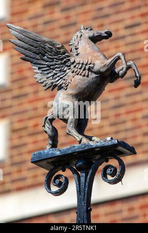 London, Vereinigtes Königreich - April 20. 2023: Eine Skulptur des Pegasus - Symbol des Innentempels - eines der vier Inns of Court in der City of London, Vereinigtes Königreich. Stockfoto