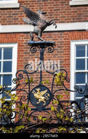 London, Großbritannien - April 20. 2023: Grays Inn Griffin und Pegasus of Inner Temple, an den Toren der Inner Temple Gardens, London - die beiden Symbole zeigen das A Stockfoto