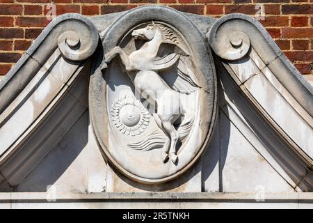 London, Großbritannien - April 20. 2023: Eine Reliefskulptur von Pegasus - dem Symbol des Innentempels - eines der vier Inns of Court in der Stadt Londo Stockfoto