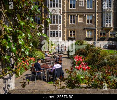 London, Großbritannien - April 20. 2023: Menschen, die vor der Middle Temple Hall im Middle Temple sitzen - eines der vier Inns of Court in der Stadt Londo Stockfoto