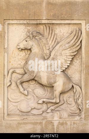 London, Großbritannien - April 20. 2023: Eine Reliefskulptur von Pegasus - dem Symbol des Innentempels - eines der vier Inns of Court in der Stadt Londo Stockfoto