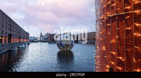 Liverpool, vereinigtes Königreich 16. Mai 2023 schwimmende Erde im Albert Dock für Eurovision 2023 Stockfoto