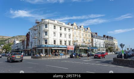 Llandudno North Wales united Kingdom 02. Juni 2023 Cafes im Stadtzentrum von Llandudno, im ehemaligen Burtons Herrenbekleidungsgeschäft Stockfoto