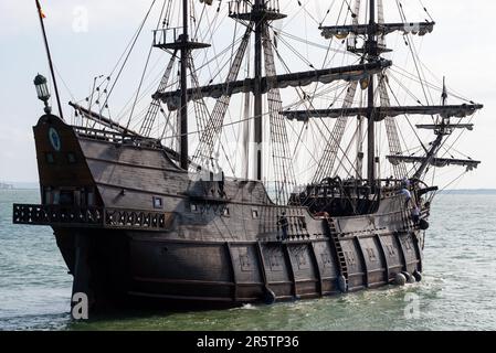 Southend Pier, Southend on Sea, Essex, Großbritannien. 5. Juni 2023. Die Nachbildung des spanischen Großschiffs „El Galeon“ aus dem 17. Jahrhundert, genannt Galeón Andalucía, ist seit dem 24. Mai am Ende des Southend Pier verankert und für Besucher geöffnet, was die Beliebtheit der Besucherattraktion mit langen Warteschlangen während der Zeit noch steigert. Das Schiff fuhr kurz nach 17:00 Uhr los, um über die Themse in die Nordsee zu fahren. Zu den nächsten Veranstaltungsorten des Schiffs gehört Rouen, Frankreich. Wir segeln weg Stockfoto