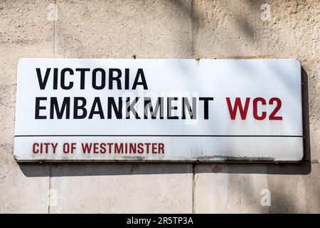 London, Vereinigtes Königreich - April 20. 2023: Straßenschild für Victoria Embankment in London, Vereinigtes Königreich. Stockfoto