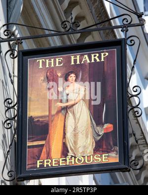 London, Großbritannien - April 20. 2023: Traditionelles Hinweisschild an der Außenseite des Harp Public House am Chandos Place in London, Großbritannien. Stockfoto