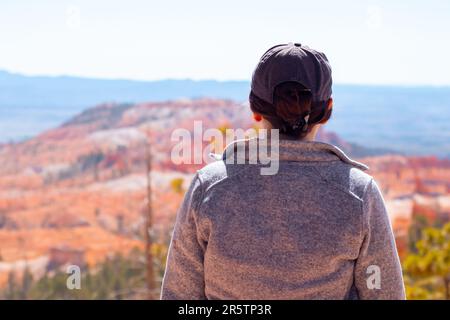 Eine junge Frau blickt über die malerische aussicht im Bryce Canyon-Nationalpark, Utah Stockfoto